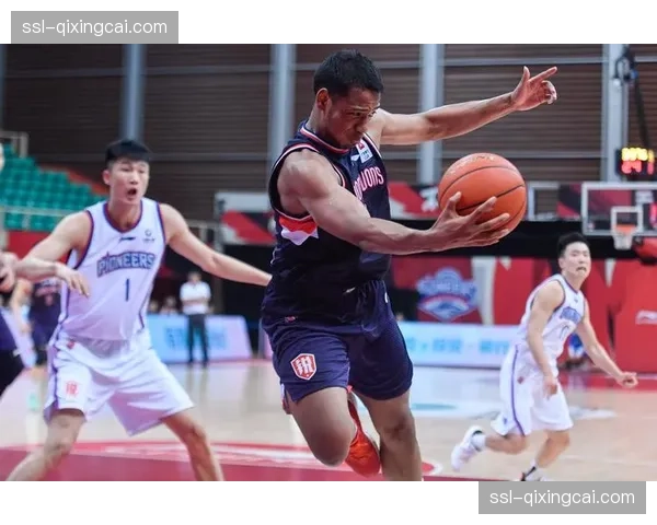 广州龙狮新援德翁特-伯顿正式抵达投入训练，目标冲击季后赛