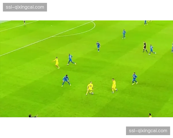 现场:德比战球迷冲突致比赛中断五分钟,警方介入维持秩序 现场:德比战球迷冲突致比赛中断五分钟,警方介入维持秩序