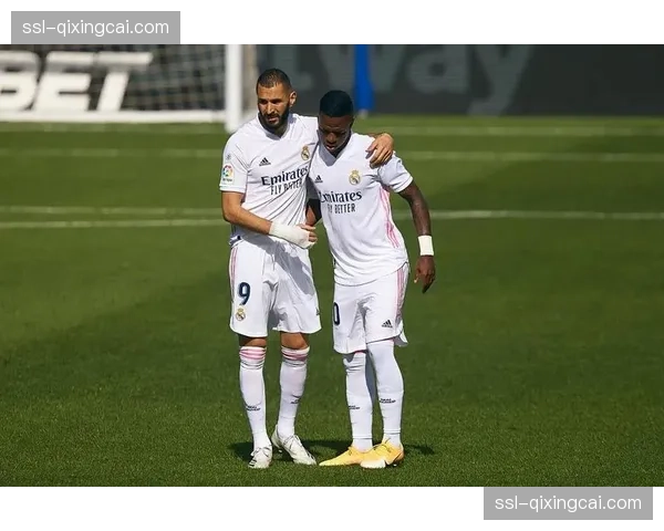 关键瞬间：维尼修斯突破造点后主动让点，本泽马一蹴而就